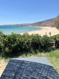 Cadeiras da 2ª piscina, com acesso direto à praia