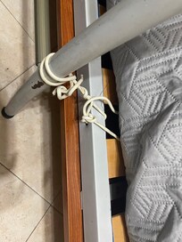 Échelle du lit superposé, qui ne tient qu’à l’aide d’une ficelle