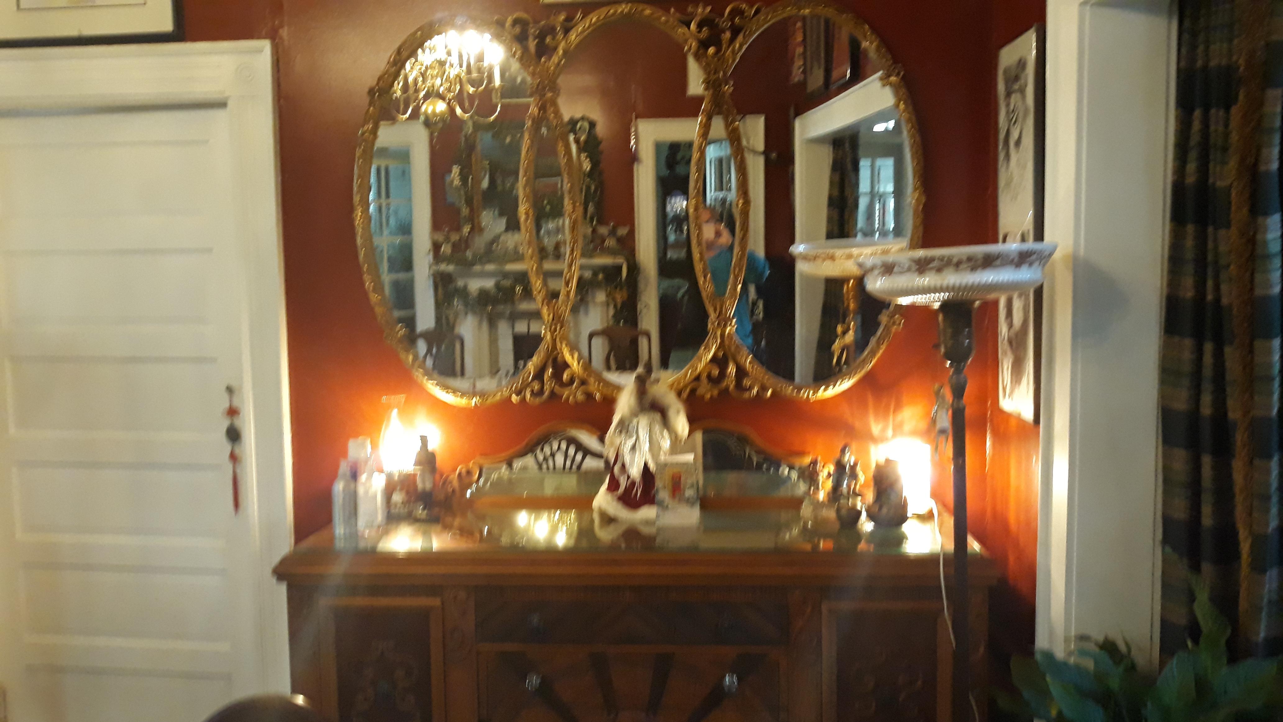 Beautiful mirror in the dining area