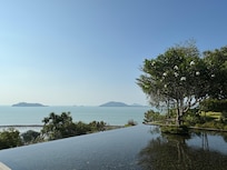 Vue de la piscine de lâhotel