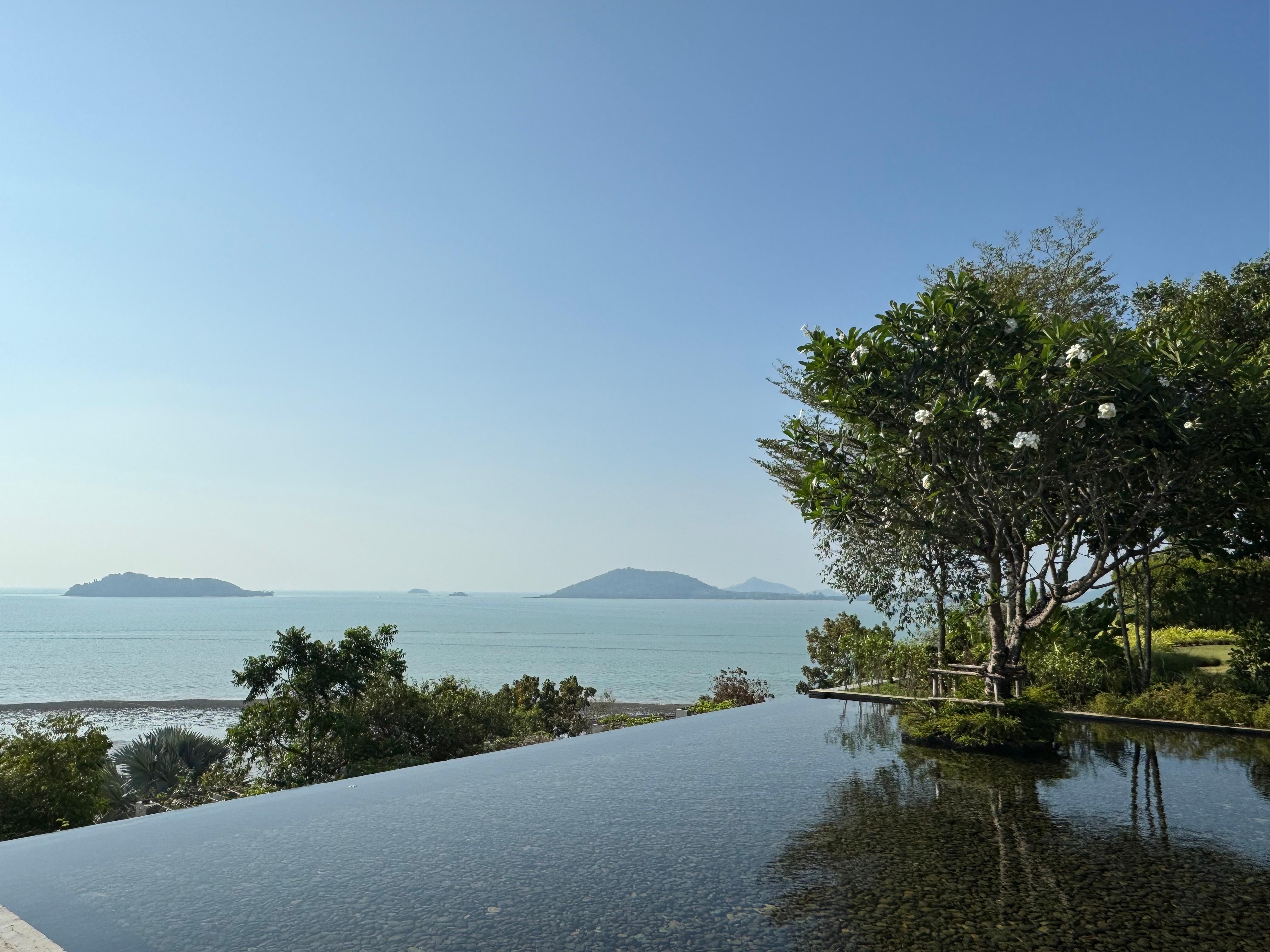 Vue de la piscine de l’hotel