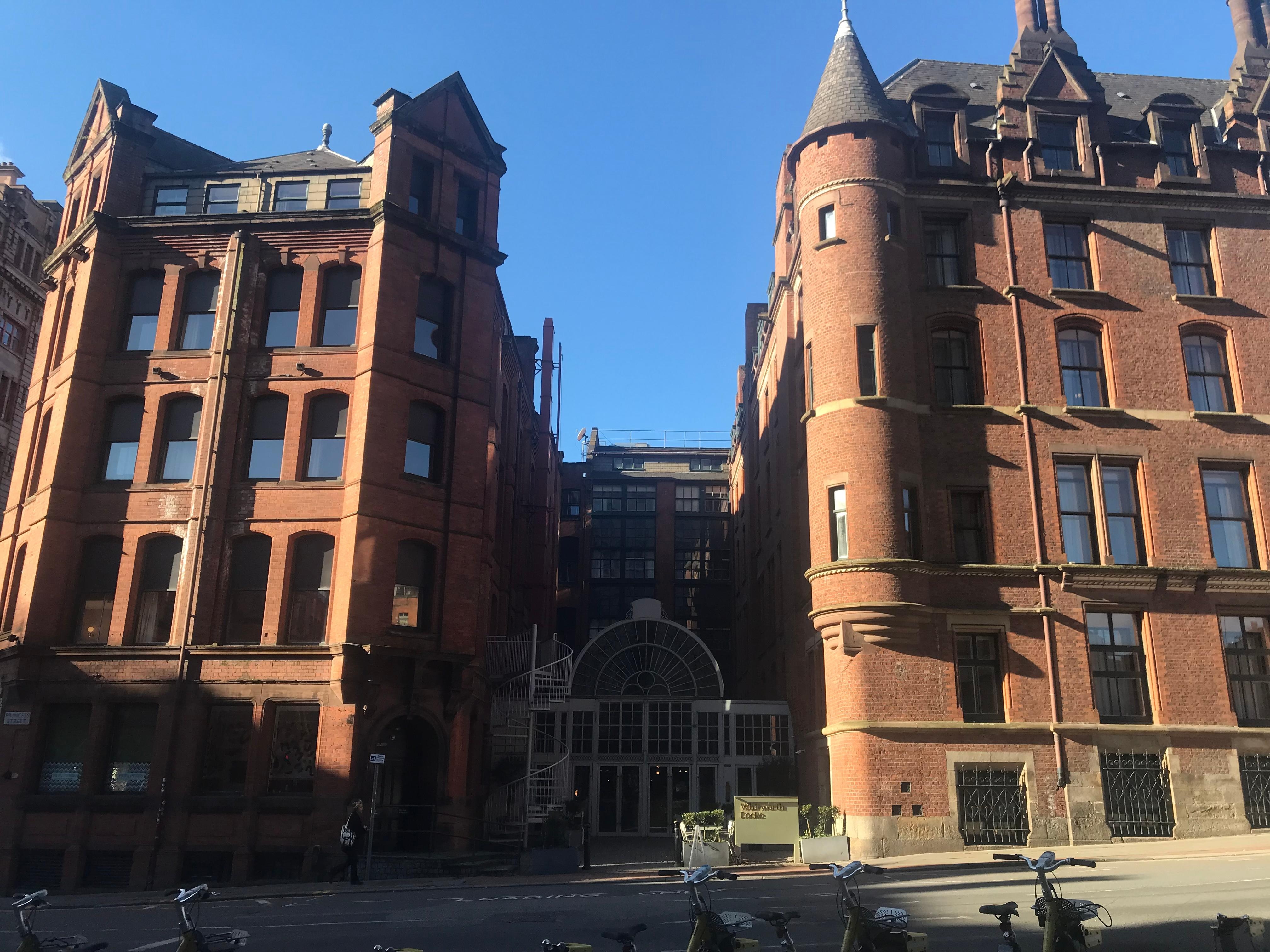 Hotellet er egentlig flere bygninger, som nå er «bundet sammen» med et fint glass overbygg