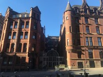 Hotellet er egentlig flere bygninger, som nå er «bundet sammen» med et fint glass overbygg