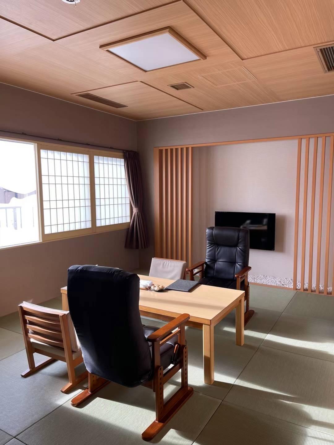 The living room, they add two tatami when you go to dinner, the other room has two beds :)