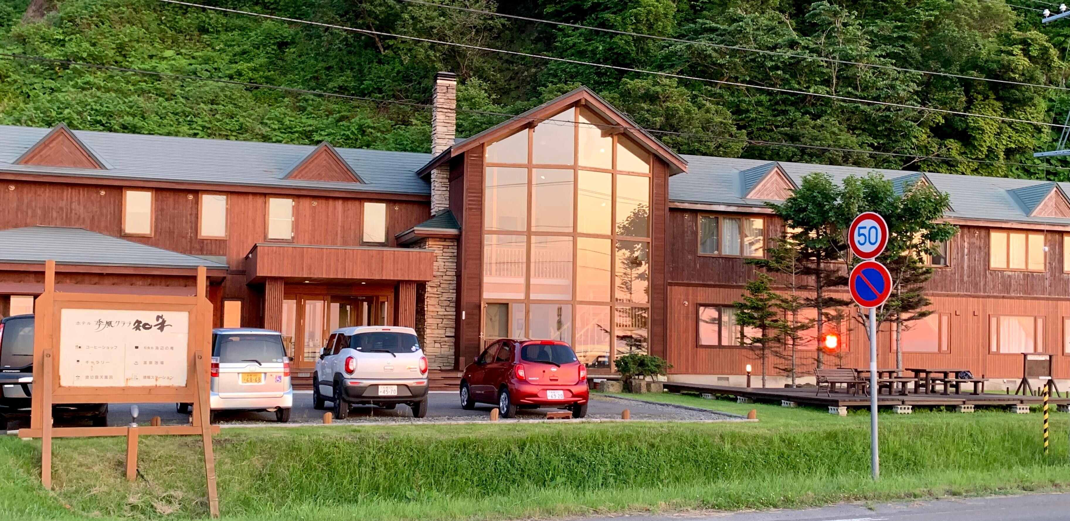 ホテルに夕陽が映る