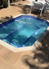 Spa ao lado da piscina