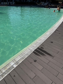 Piscina principal (foto por la mañana)
