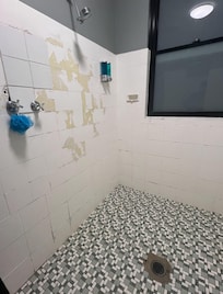 Women’s shower. Is that a communal loofa? Didn’t shower here to find out.