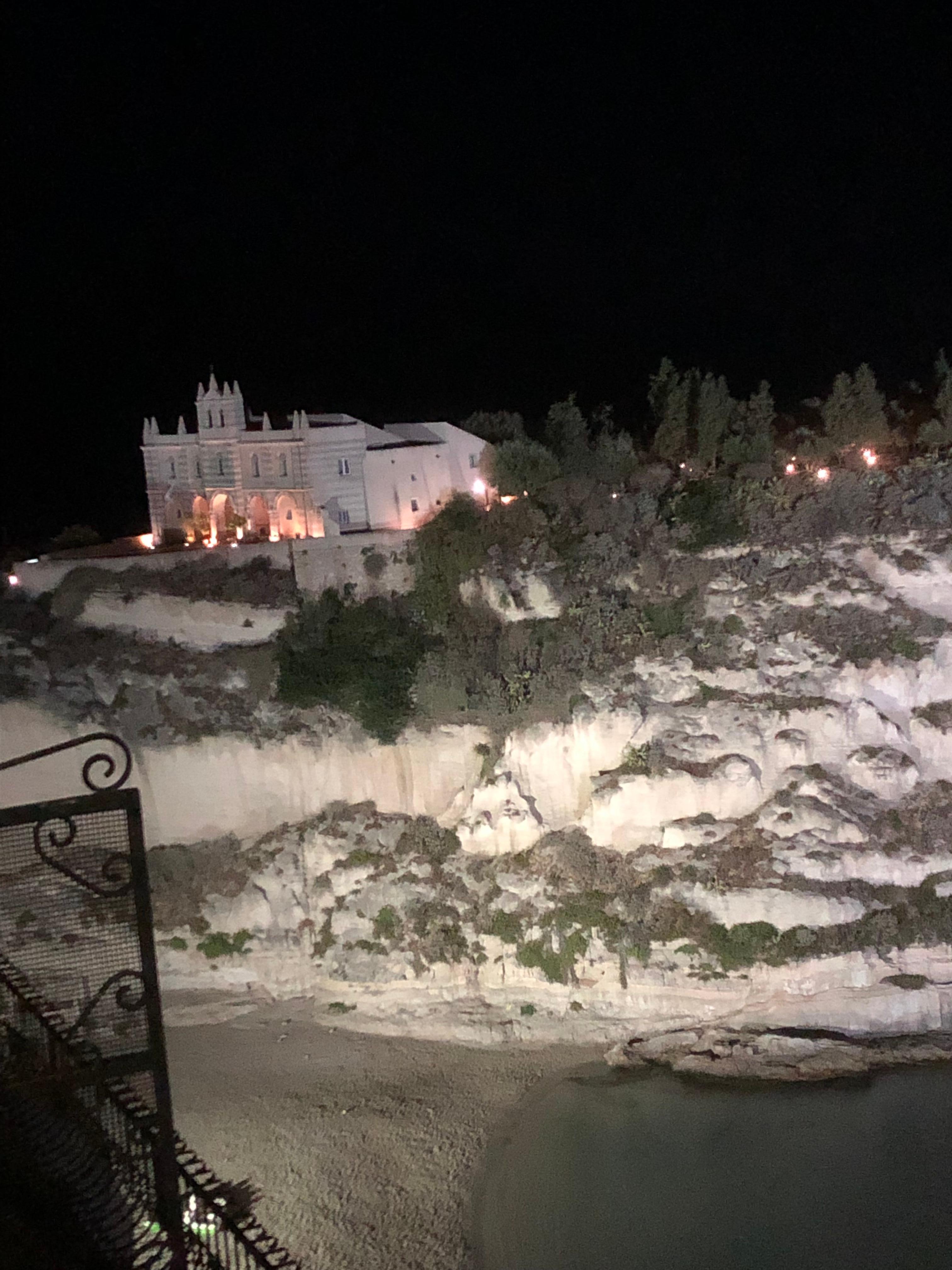 Scorcio dell’Isola di Tropea con il monastero nella baia dall’alto del paese