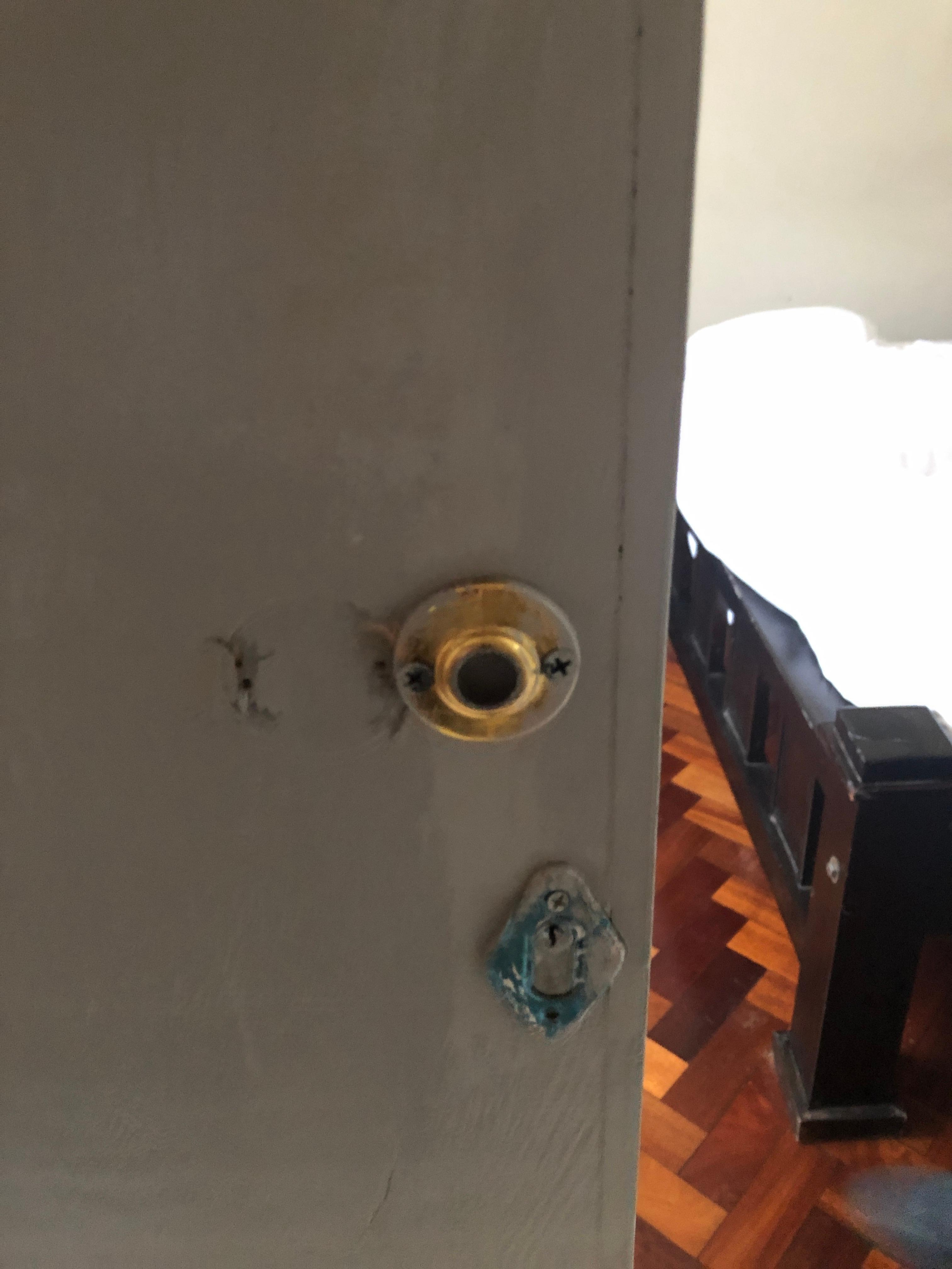 No handle on bathroom's door