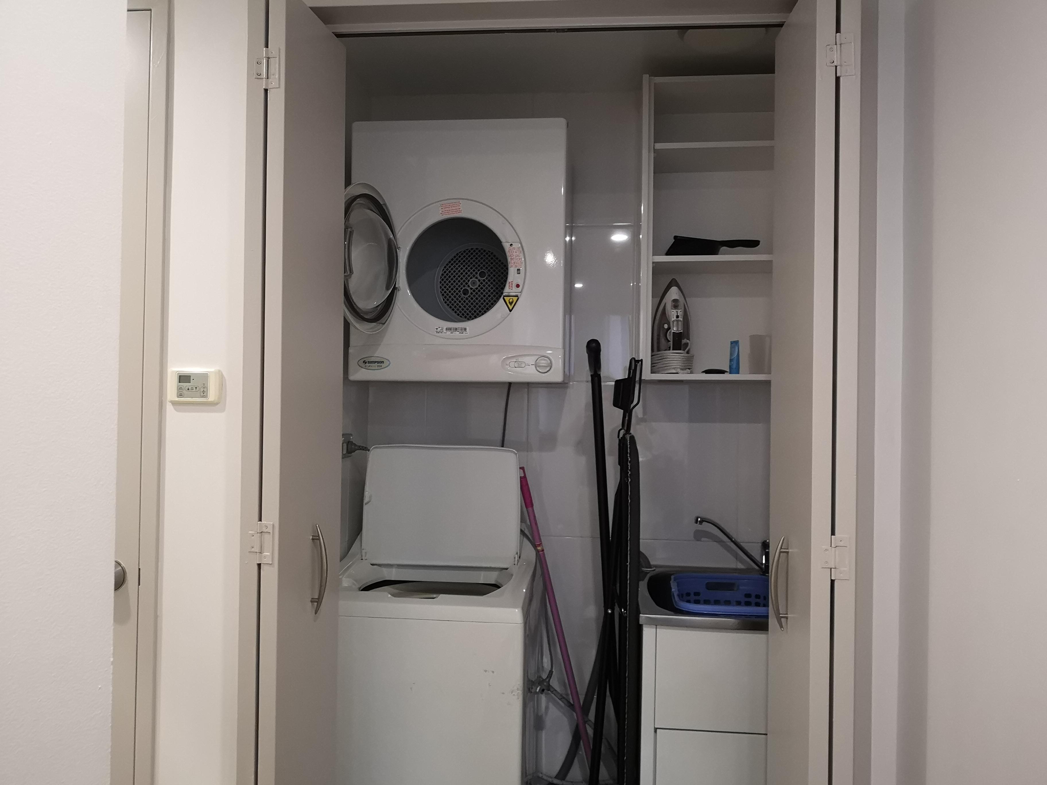 左上が乾燥機。その下が洗濯機です。洗剤は右上の棚の中にあります。