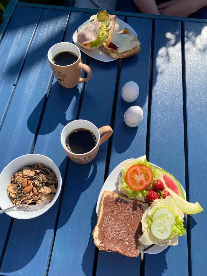 Frukost. Hembakat bröd och egenodlade grönsaker. 