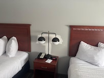 Forgot to finish the paint job? I woukd expect this at the Ecolodge and paid 1/2 the amount.