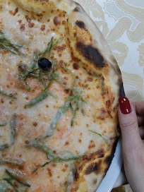 Pizza con asparagi selvatici locale