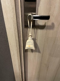 Cool ”stör ej”-skylt