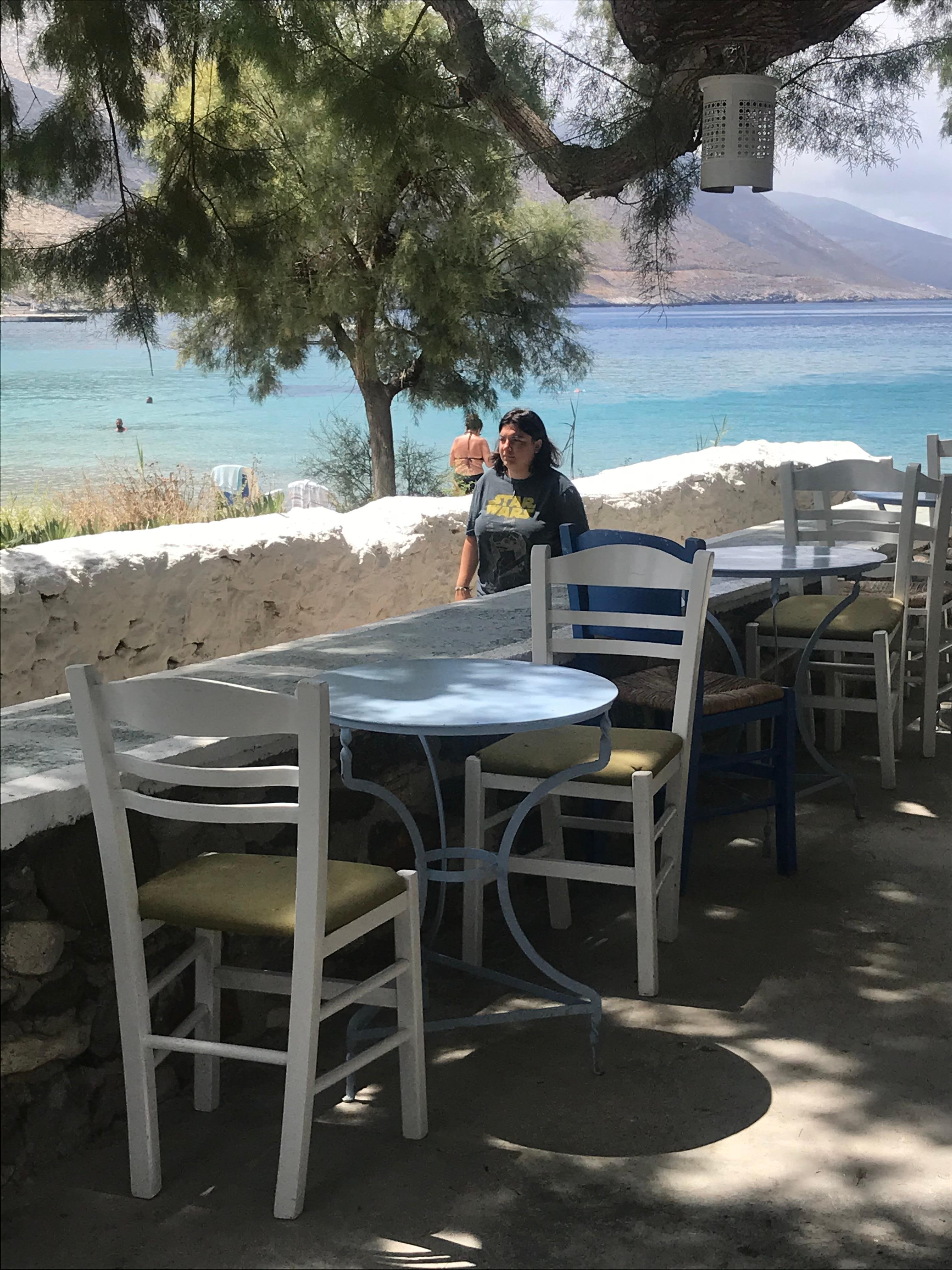 Le restaurant sous les arbres face à la mer 