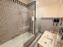 Baño estrecho y zona inodoro superpequeña