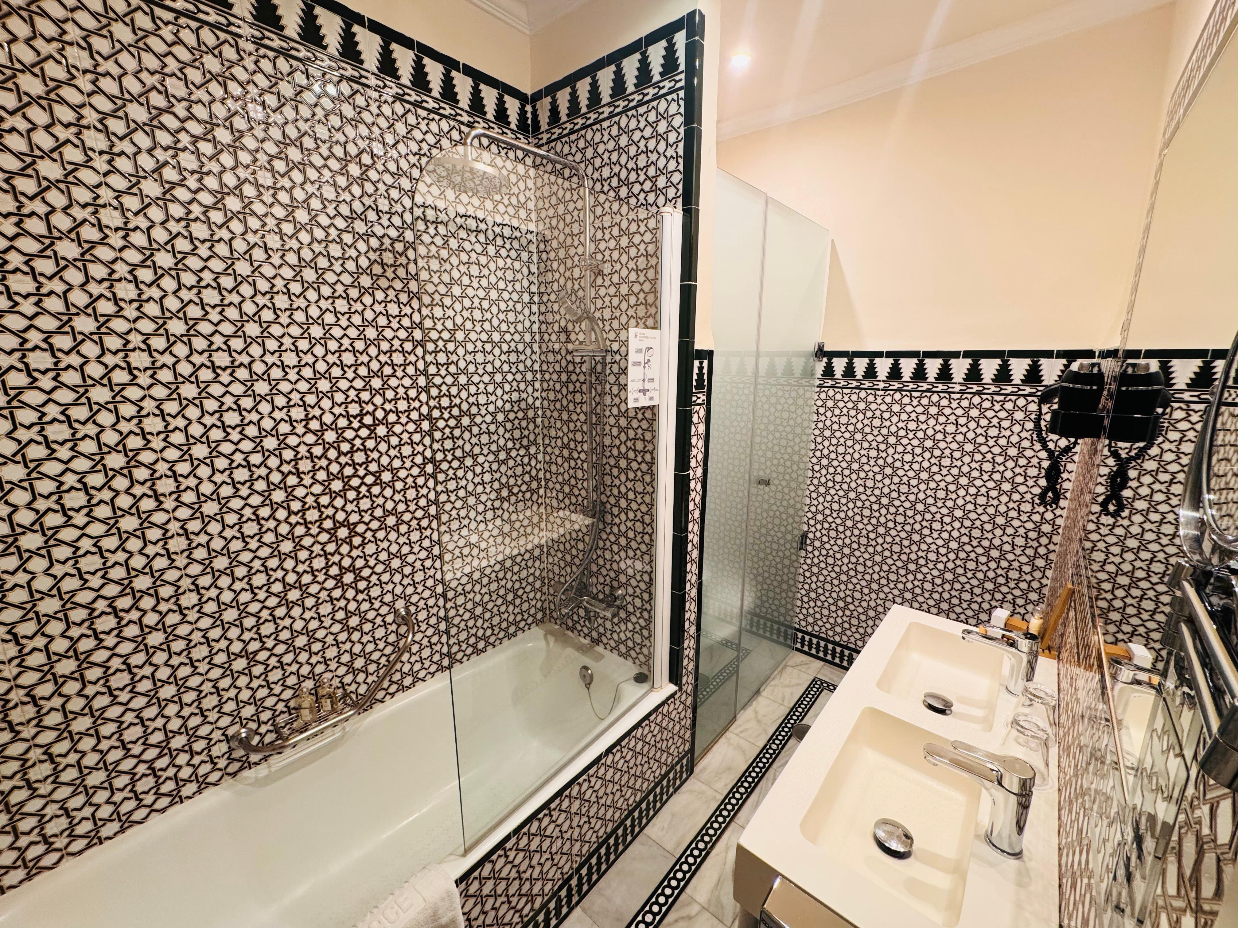 Baño estrecho y zona inodoro superpequeña