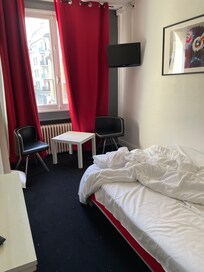 Nedlegad säng, knarrade golv med glipande heltäckningsmatta.