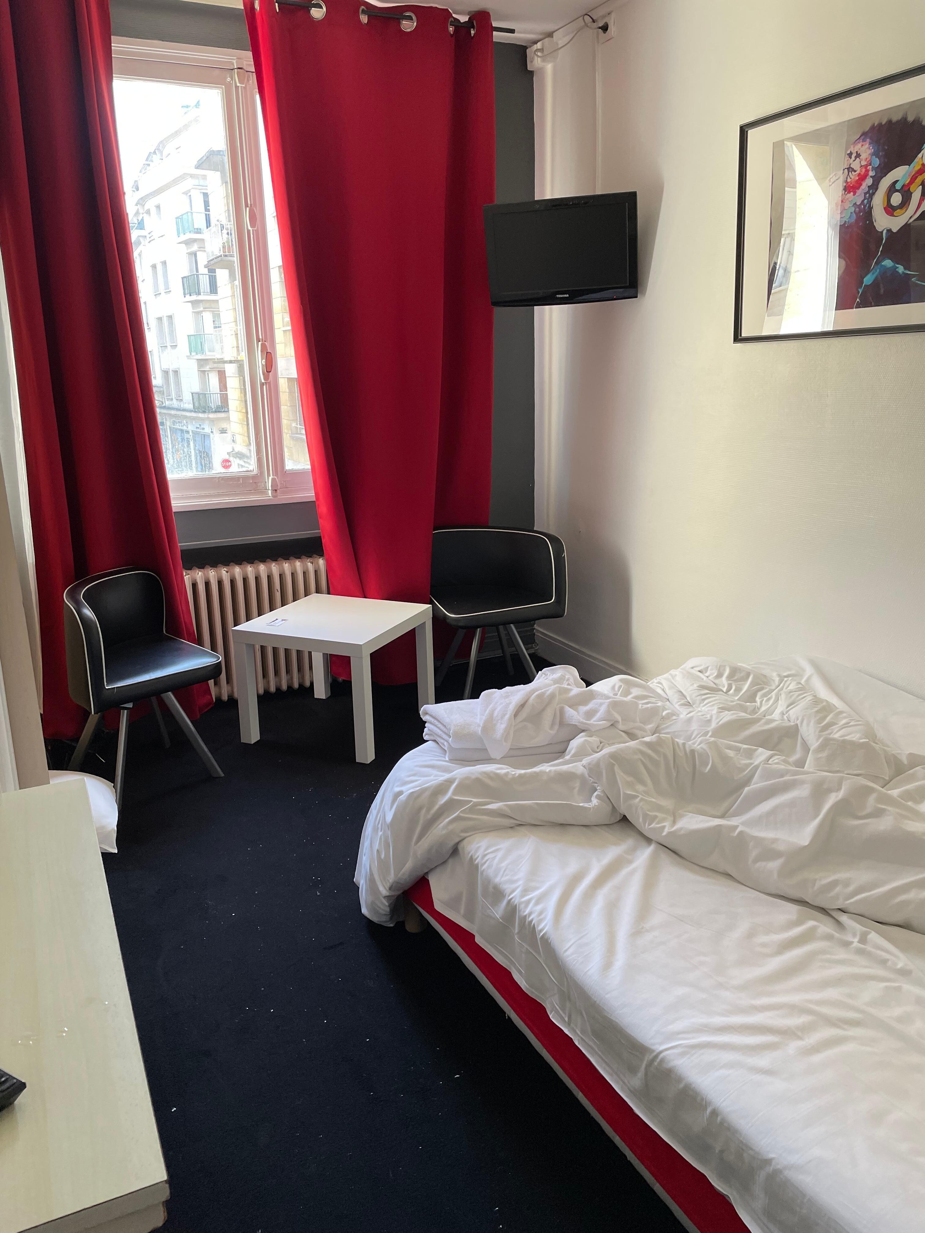 Nedlegad säng, knarrade golv med glipande heltäckningsmatta.