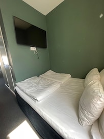 Habitación triple y este espacio es igual en la doble y en la sencilla (pero con cama individual).
