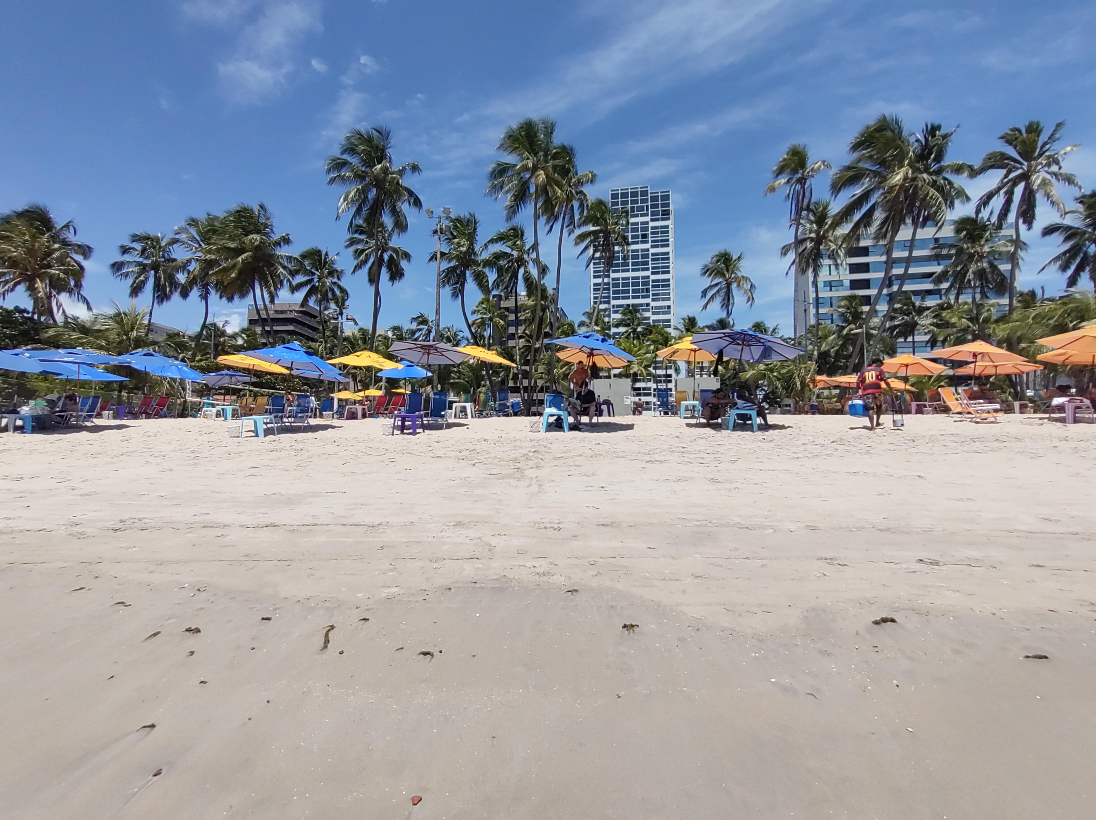 Praia na direção do edifício.