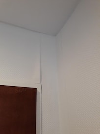 Tapeten mangelhaft angeklebt und gestrichen