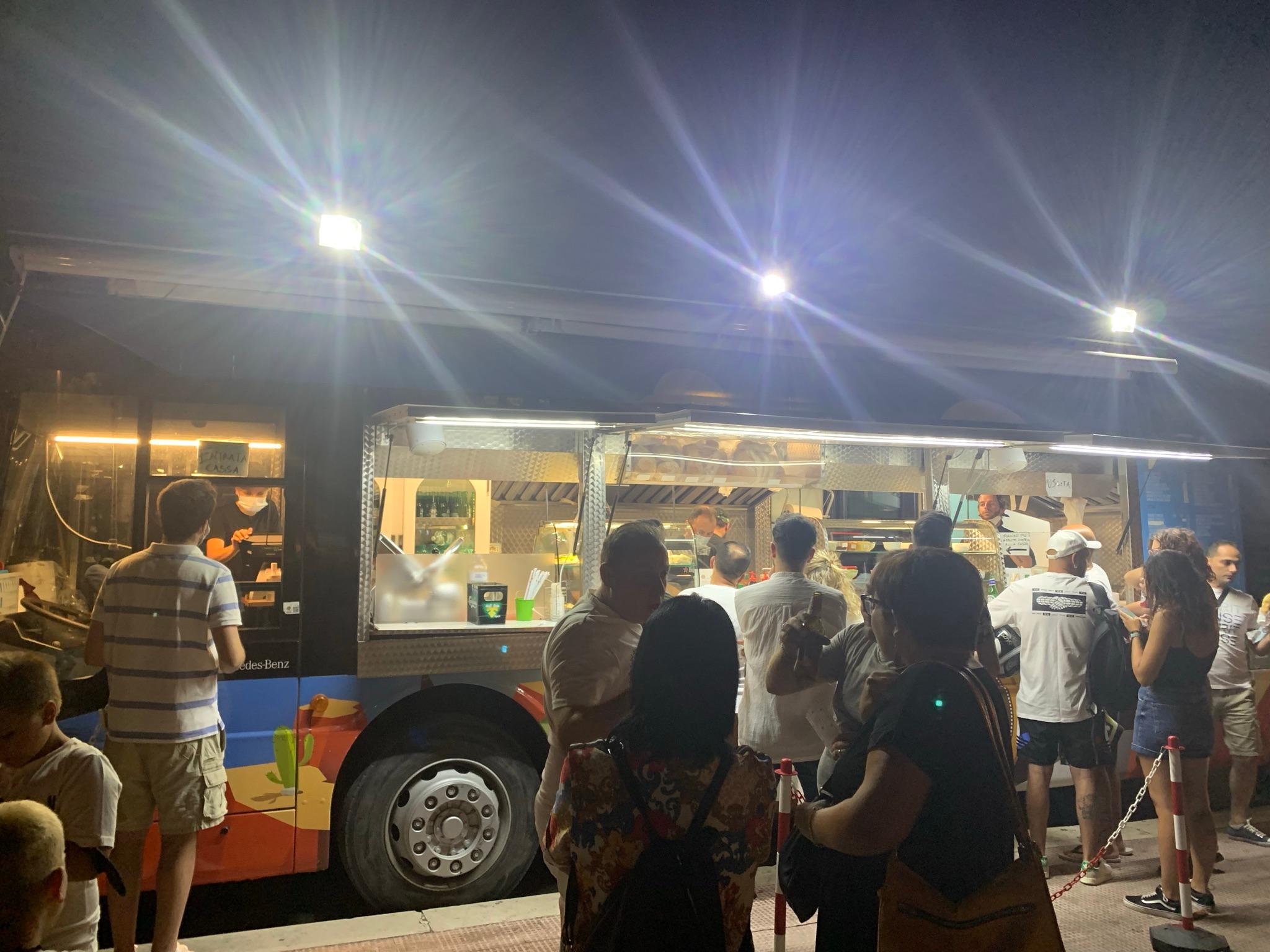 Hosts food truck ! 