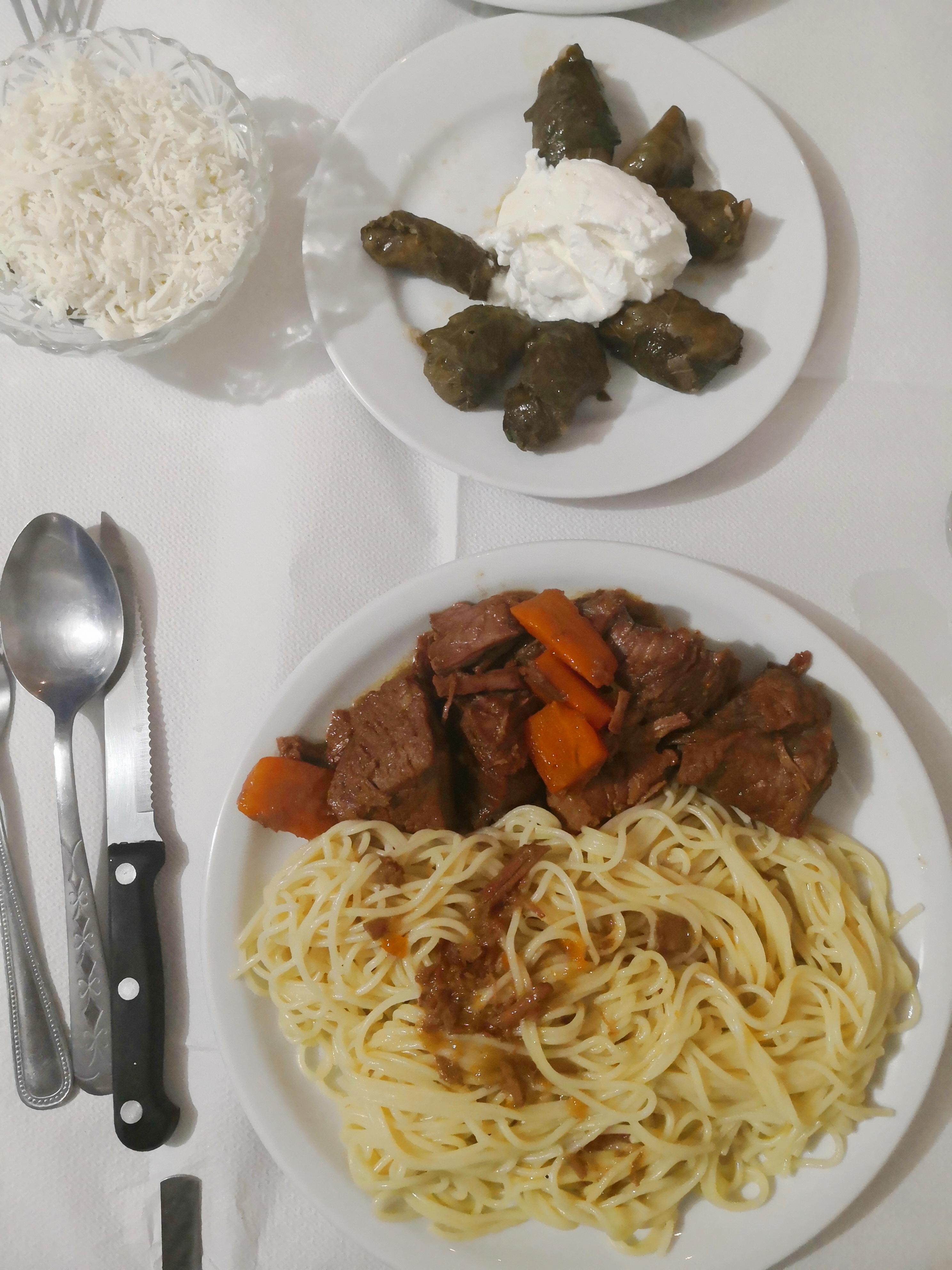 Boeuf en sauce, spaghettis, dolmades