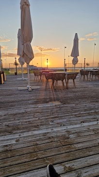 Solnedgangene er vakre. Skal man bestille her og er eller har med noen som har vondt for å gå, bør man si ifra om det. I den gamle delen er det ikke heis