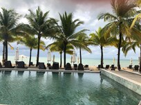 プールからの海