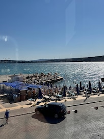 Cumbali deniz manzarali odanin manzarasi