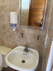 No había ni repisa para dejar la bolsa de aseo