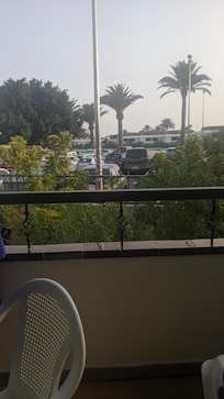 Balcón, que daba a acera y aparcamiento.