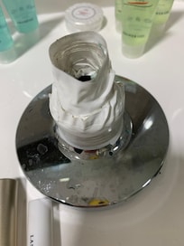 Brusehoved der faldt ned da vi tændte for vandet - godt man ikke stod inde under den. Den var tapet fast