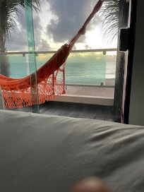 Você acorda com essa vista do Sol nascendo e da Lua também.