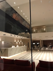 La réception vue de l'extérieur