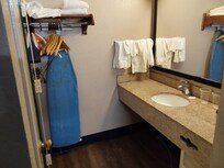 Coin lavabo et plan hé à repasser en piteux état