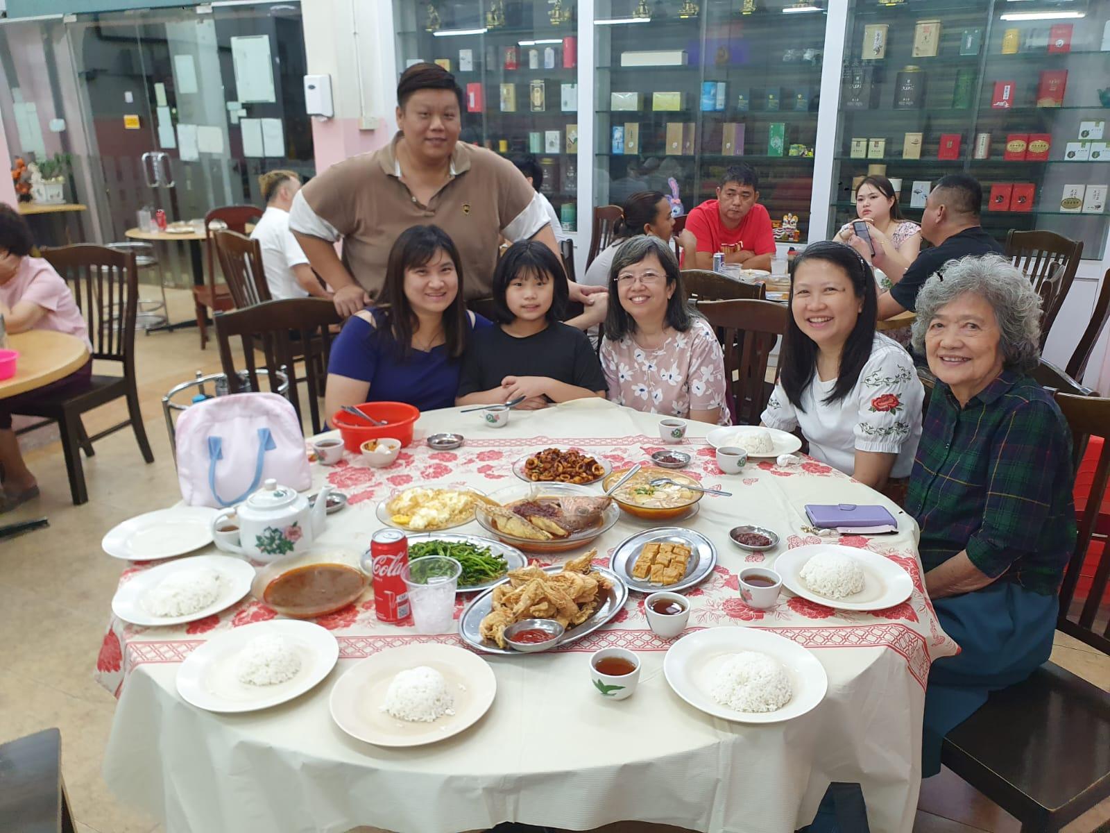 Mr Lee is standing behind his wife, Ah Lin and his daughter, Xin Ru. My family gave them a dinner treat on the last day of our stay at the HS Farmstay as a token of our sincere appreciation.