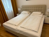 2台のベッドの間に落ちて目が覚めた。