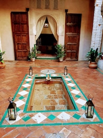 Patio interior de entrada