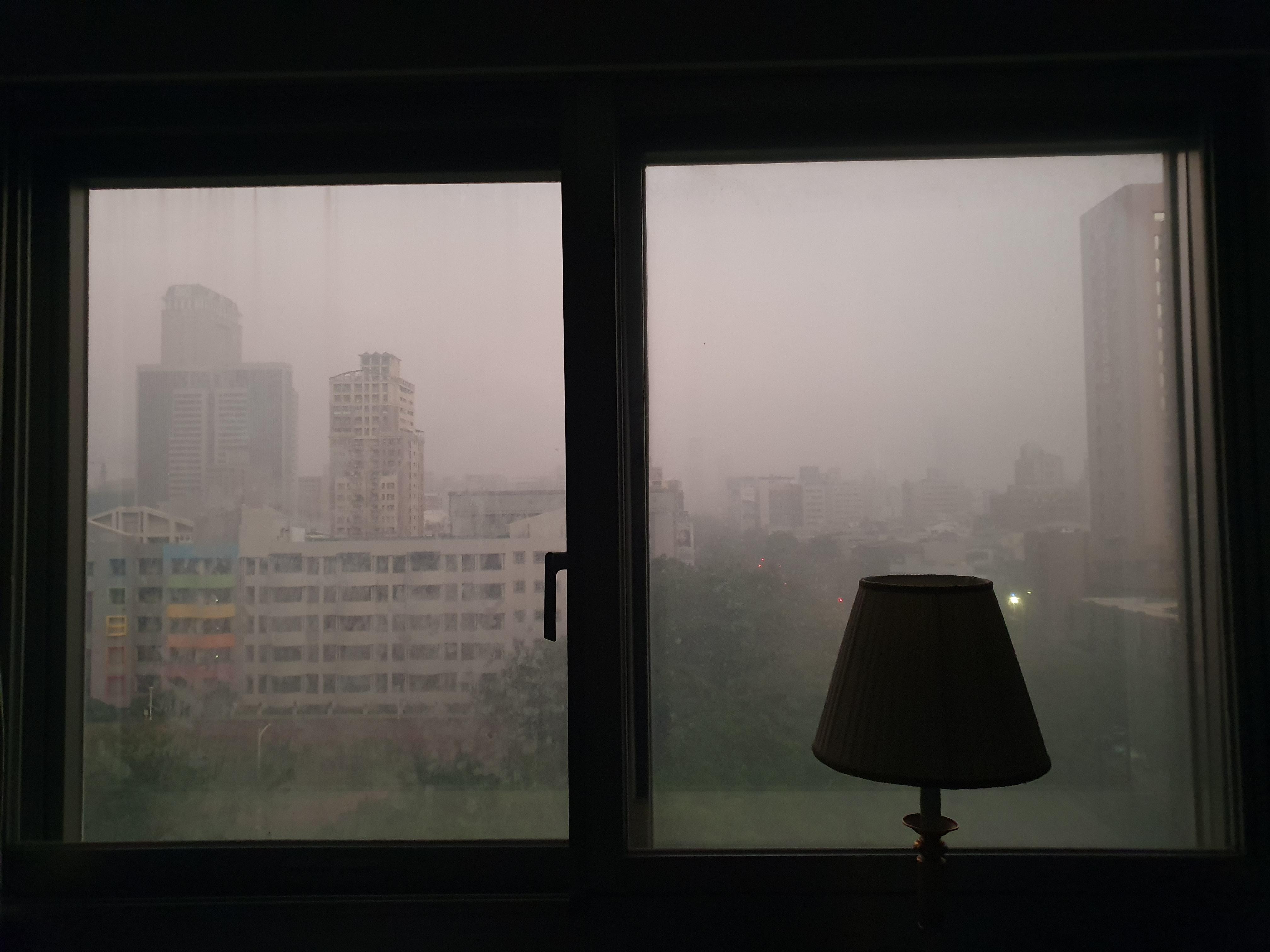 새벽 6시30분 호텔 장밖 풍경 입니다. 북향이라 안좋았습니다. 대로쪽 동향으로 방 달라고 하세요