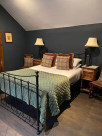 The room with en-suite was very clean. It had all the amenities within the room.