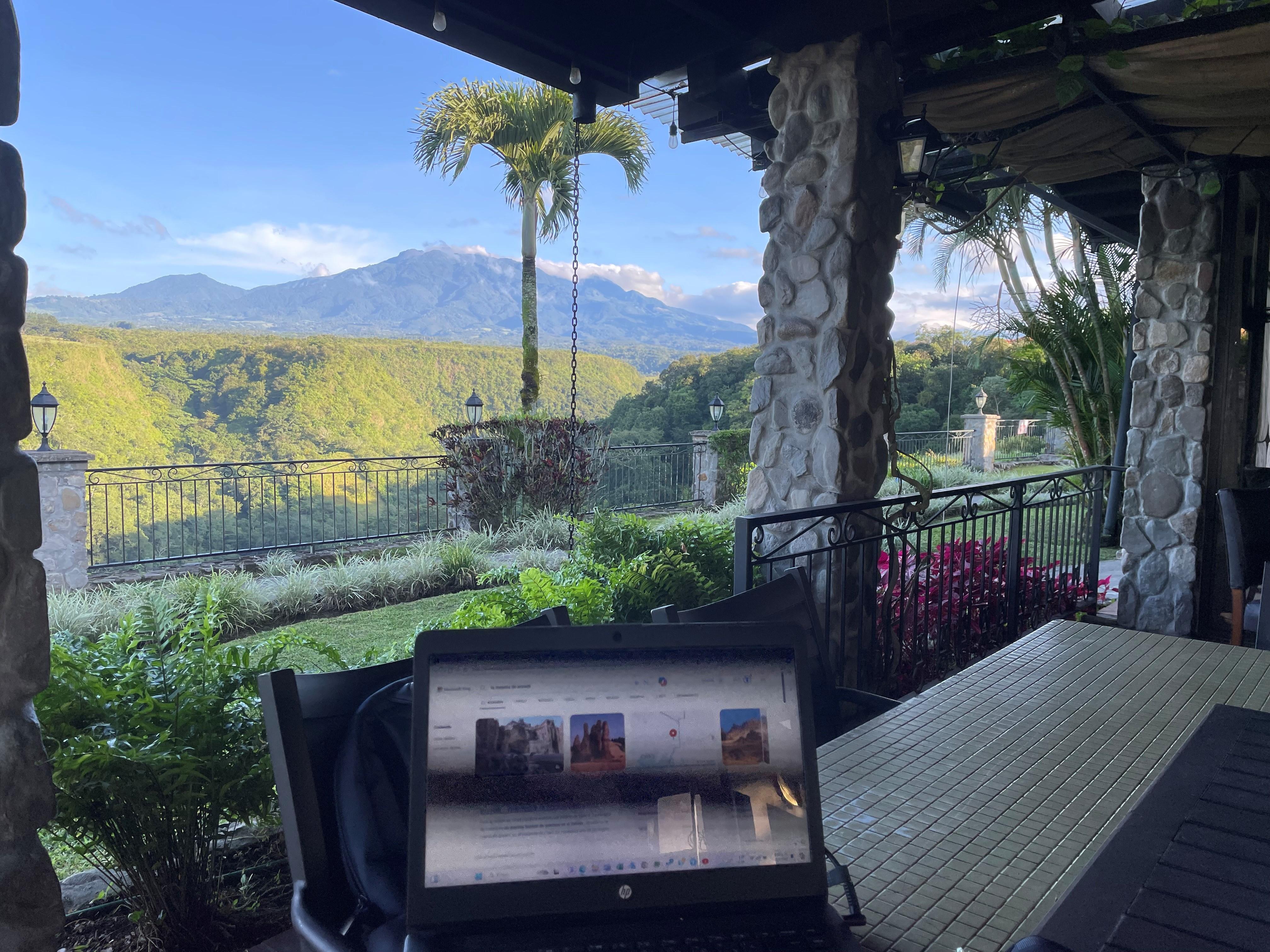 Vista del Volcán Barú desde la terraza del comedor en la mañana.