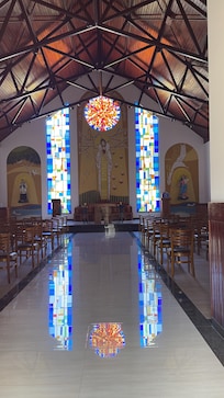 Uma igreja linda dentro do hotel.