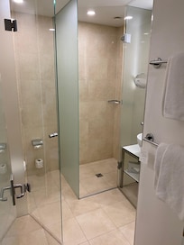 シャワールーム
この左に浴槽があります