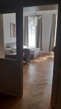 Blick von der Küche in den Wohn- & Schlafraum