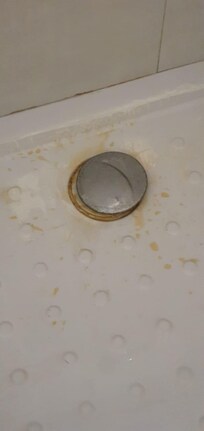 Baño lleno de mugre y vomitado.