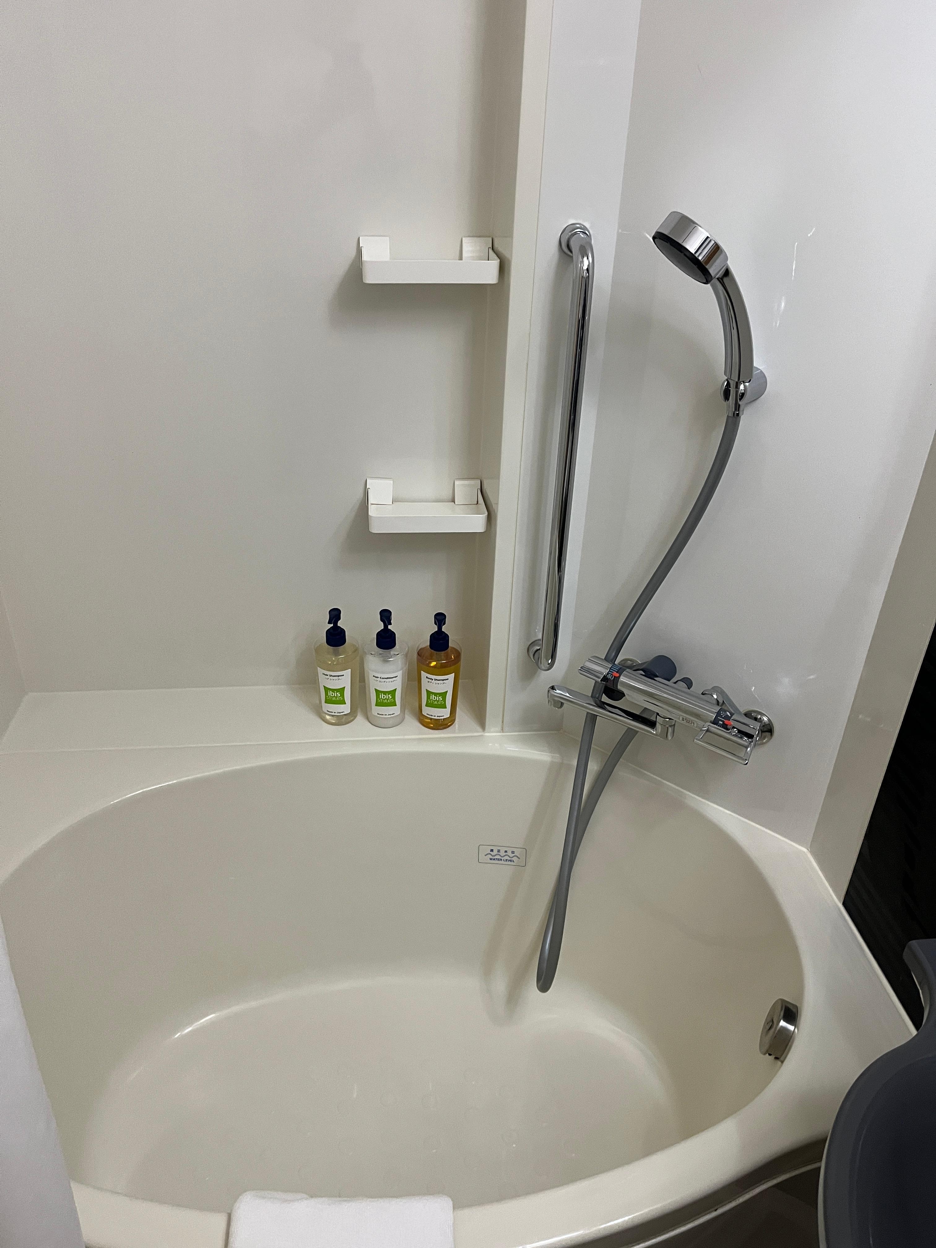 浴缸可以硬擠2個人