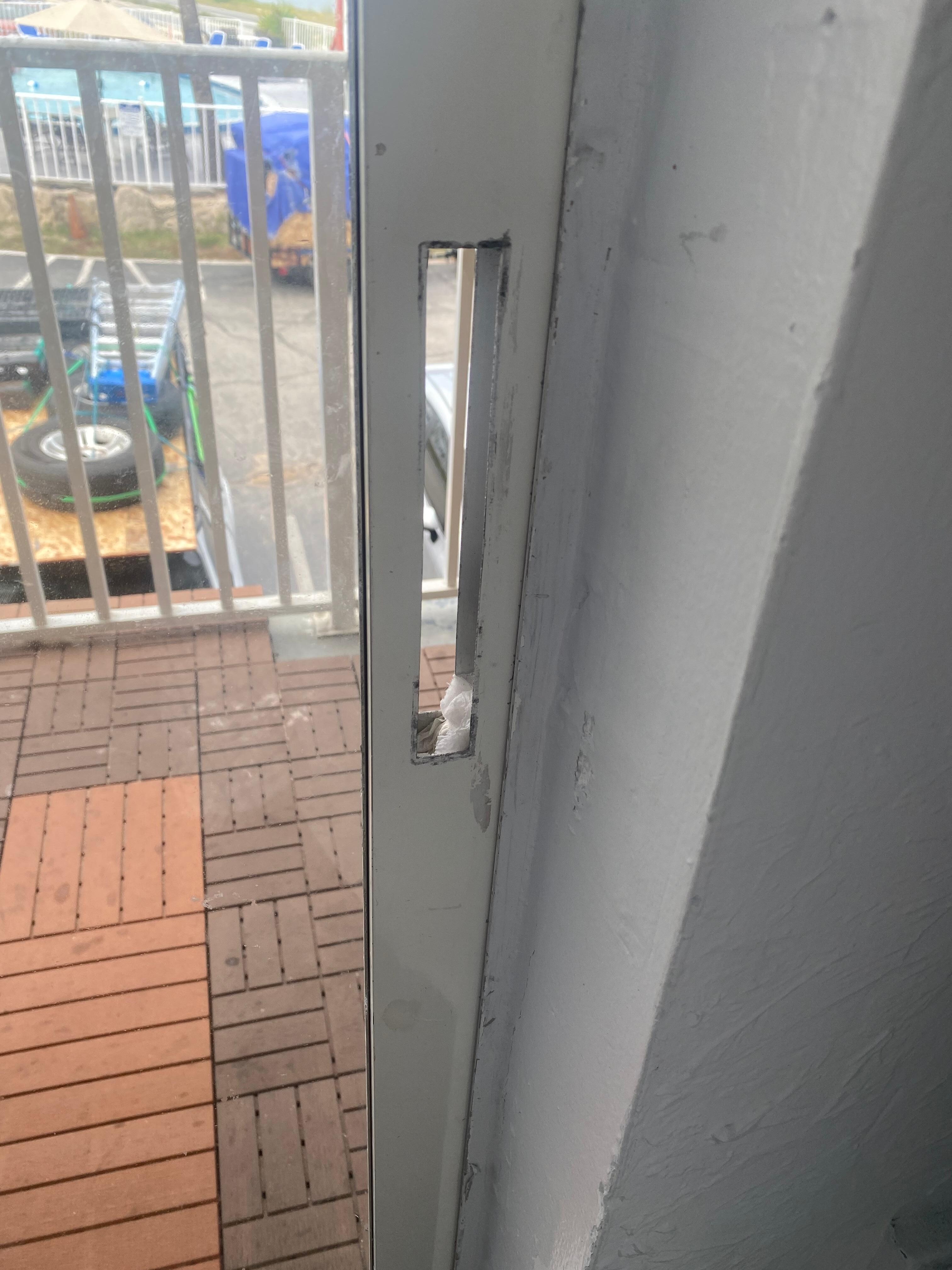 Weird missing door handle lol